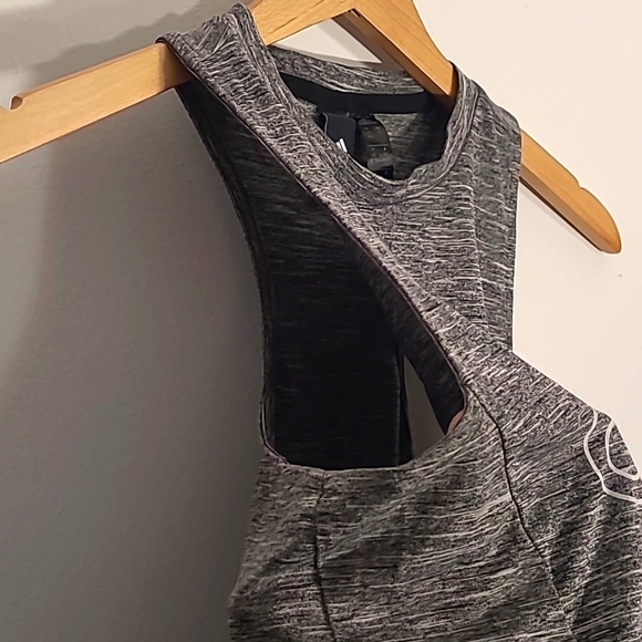 ⭐ $5 ⭐ ADIDAS Heather Grey Racerback Logo Workout Tank XS - Picture 3 of 5